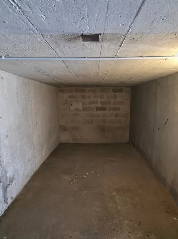 Ista garaža, prazna in pometena po odvozu