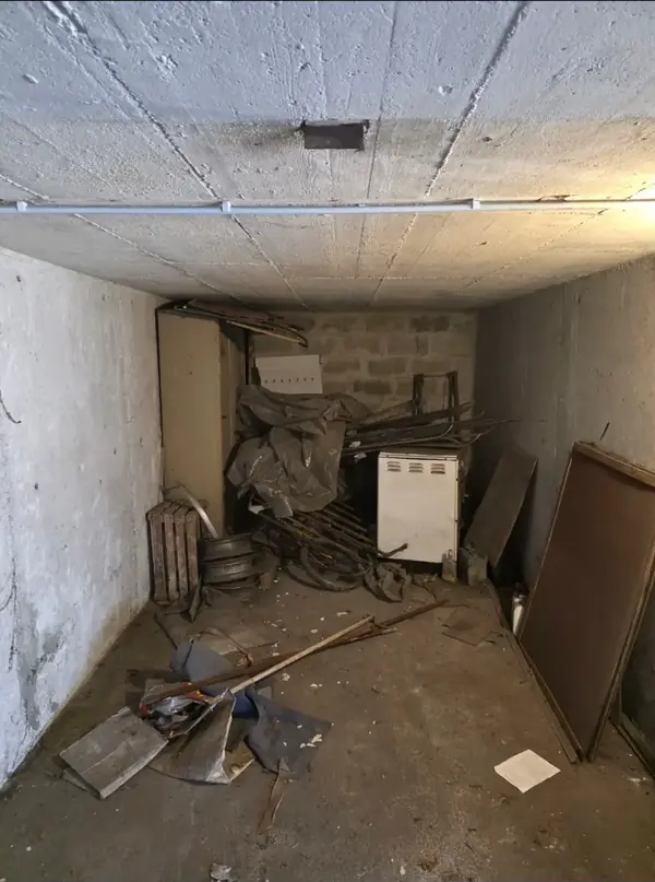 Garaža, polna stare krame, pred odvozom